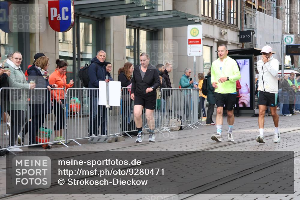 05.10.2025 - 20. swb-Marathon Bremen Strokosch-Dieckow http://msf.ph/oto/9280471 05.10.2025 11:17:12 Ziel 9805, 9869, 10312, 10465, 11008, 9805, 9869, 10312, 10465, 11008 meine-sportfotos.de
