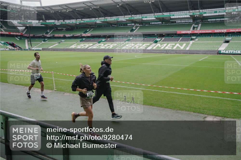 05.10.2025 - 20. swb-Marathon Bremen Michael Burmester http://msf.ph/oto/9280474 05.10.2025 13:03:10 Laufen im Stadion 97, 227, 293, 375, 396, 518, 527, 616, 721, 725, 764, 828, 1121, 1178, 1405, 1425, 1469, 1507, 1568, 1670, 1704, 1705, 1733, 1836, 1944, 2357, 2393, 2407, 2597, 2696, 2772, 2791, 2960, 2984, 3019, 3147, 3313, 3424, 3917, 4026, 4321, 4322, 4714, 4767, 4769, 4885, 5410, 5431, 5527, 5755, 5763, 5867, 5884, 6138, 6215, 6325, 6417, 6481, 6666, 7217, 7315, 7316, 7407, 7433, 7540, 7607, 7653, 7659, 8375, 8526, 8957, 97, 729, 843, 921, 2272, 2774, 3217, 4129, 4847 meine-sportfotos.de
