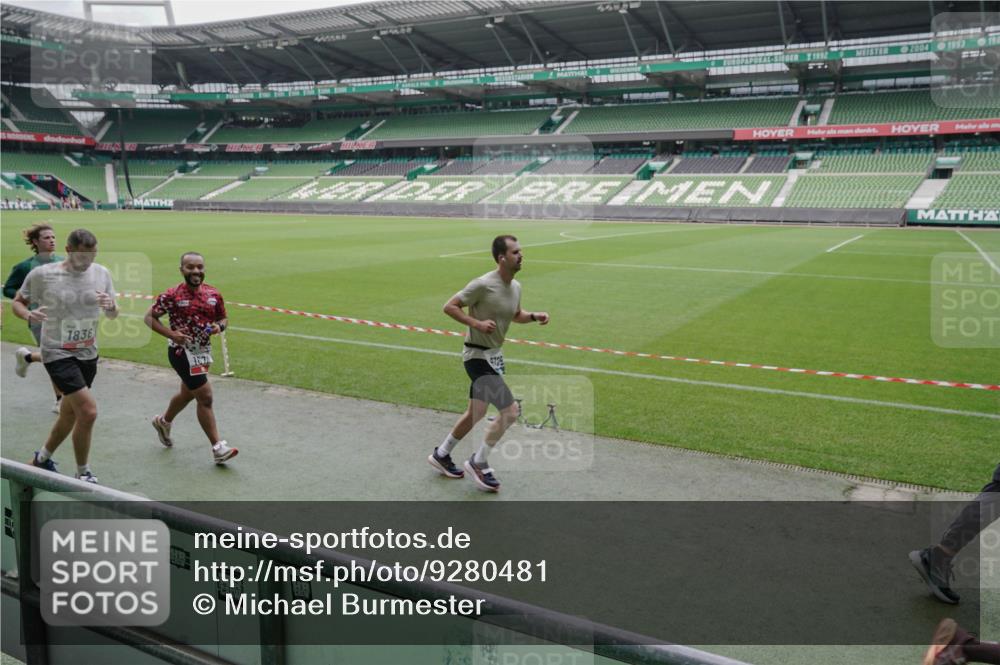05.10.2025 - 20. swb-Marathon Bremen Michael Burmester http://msf.ph/oto/9280481 05.10.2025 13:03:11 Laufen im Stadion 227, 293, 375, 396, 518, 527, 616, 721, 725, 764, 828, 1121, 1178, 1275, 1405, 1425, 1469, 1507, 1568, 1670, 1704, 1705, 1733, 1836, 1944, 2357, 2393, 2407, 2597, 2696, 2772, 2791, 2960, 2984, 3019, 3147, 3313, 3424, 3917, 4026, 4321, 4322, 4714, 4767, 4769, 4885, 5410, 5431, 5527, 5755, 5763, 5867, 5884, 6138, 6215, 6325, 6417, 6481, 6666, 7217, 7315, 7316, 7407, 7433, 7540, 7607, 7653, 7659, 8375, 8526, 8957, 97, 518, 729, 843, 921, 1704, 2272, 2774, 3217, 4129, 4847 meine-sportfotos.de