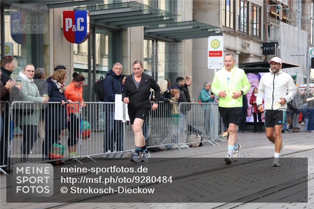05.10.2025 - 20. swb-Marathon Bremen Strokosch-Dieckow http://msf.ph/oto/9280484 05.10.2025 11:17:12 Ziel 9805, 9869, 10312, 10465, 11008, 9805, 9869, 10312, 10465, 11008 meine-sportfotos.de
