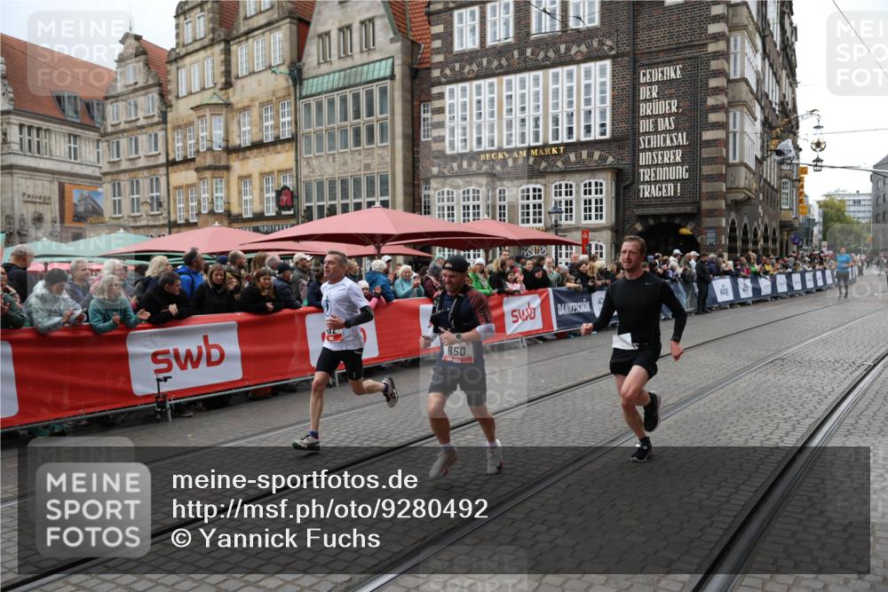 05.10.2025 - 20. swb-Marathon Bremen Yannick Fuchs http://msf.ph/oto/9280492 05.10.2025 12:53:59 Ziel 121, 482, 850 meine-sportfotos.de