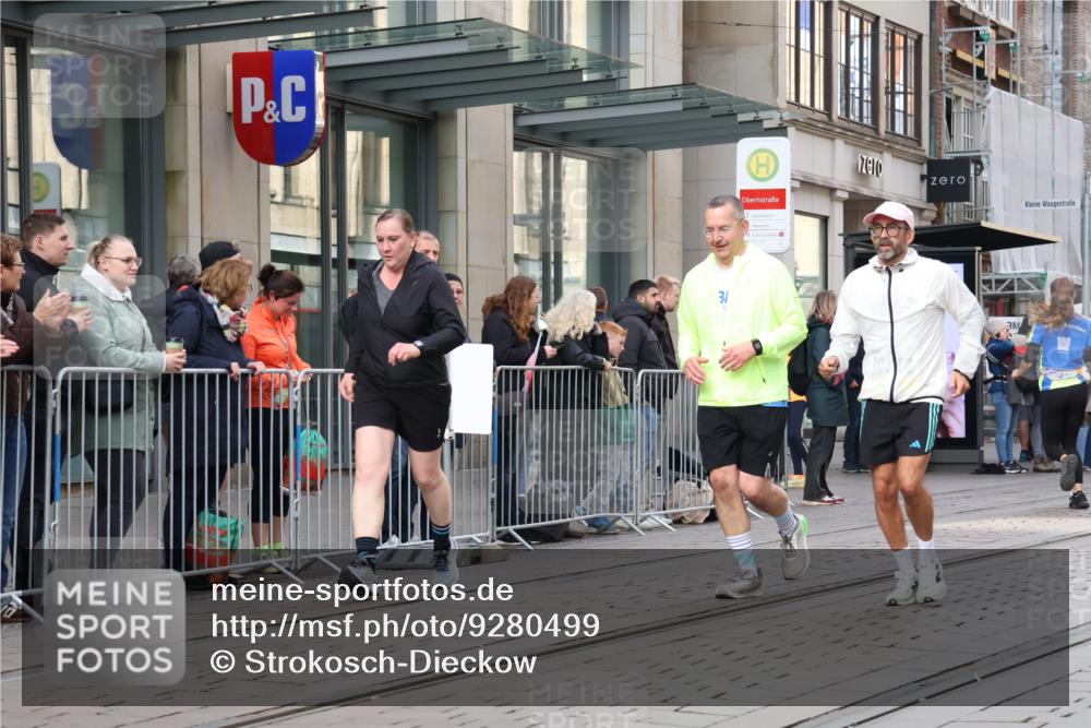05.10.2025 - 20. swb-Marathon Bremen Strokosch-Dieckow http://msf.ph/oto/9280499 05.10.2025 11:17:13 Ziel 9805, 9869, 10312, 10465, 11008, 9805, 9869, 10312, 10465, 11008 meine-sportfotos.de