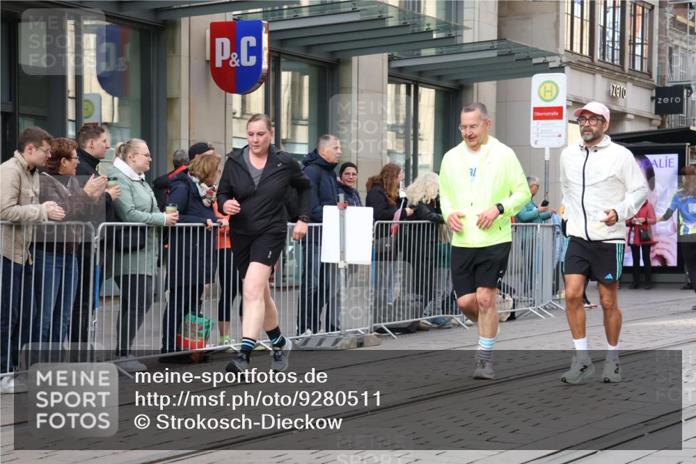 05.10.2025 - 20. swb-Marathon Bremen Strokosch-Dieckow http://msf.ph/oto/9280511 05.10.2025 11:17:13 Ziel 9805, 9869, 10312, 10465, 11008, 9805, 9869, 10312, 10465, 11008 meine-sportfotos.de