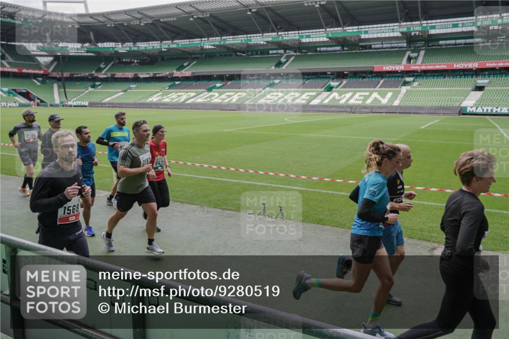 05.10.2025 - 20. swb-Marathon Bremen Michael Burmester http://msf.ph/oto/9280519 05.10.2025 13:03:16 Laufen im Stadion 227, 293, 375, 396, 527, 616, 721, 725, 764, 828, 1067, 1121, 1178, 1275, 1331, 1405, 1425, 1469, 1507, 1514, 1568, 1670, 1705, 1733, 1836, 1944, 2339, 2357, 2375, 2393, 2407, 2597, 2696, 2791, 2960, 2984, 3019, 3147, 3313, 3424, 4026, 4321, 4714, 4767, 4769, 4885, 5410, 5431, 5523, 5527, 5755, 5763, 5867, 5884, 6138, 6215, 6417, 6481, 6666, 7315, 7316, 7407, 7540, 7607, 7653, 8375, 8526, 8957, 97, 518, 729, 921, 1121, 1704, 2772, 2774, 3217, 3917, 4129, 4847 meine-sportfotos.de