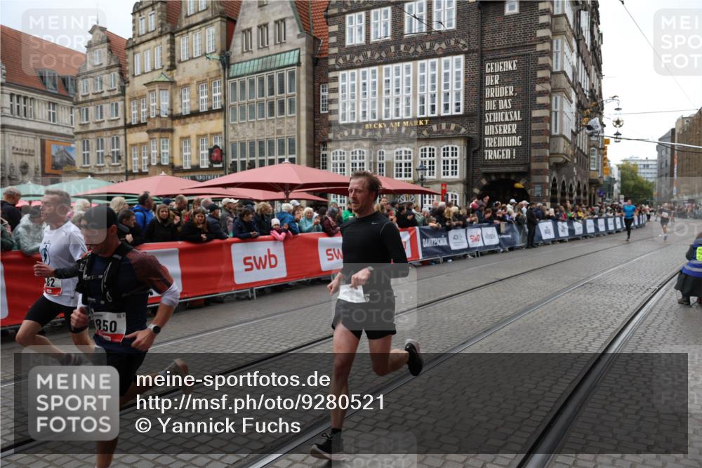 05.10.2025 - 20. swb-Marathon Bremen Yannick Fuchs http://msf.ph/oto/9280521 05.10.2025 12:53:59 Ziel 121, 482, 850 meine-sportfotos.de
