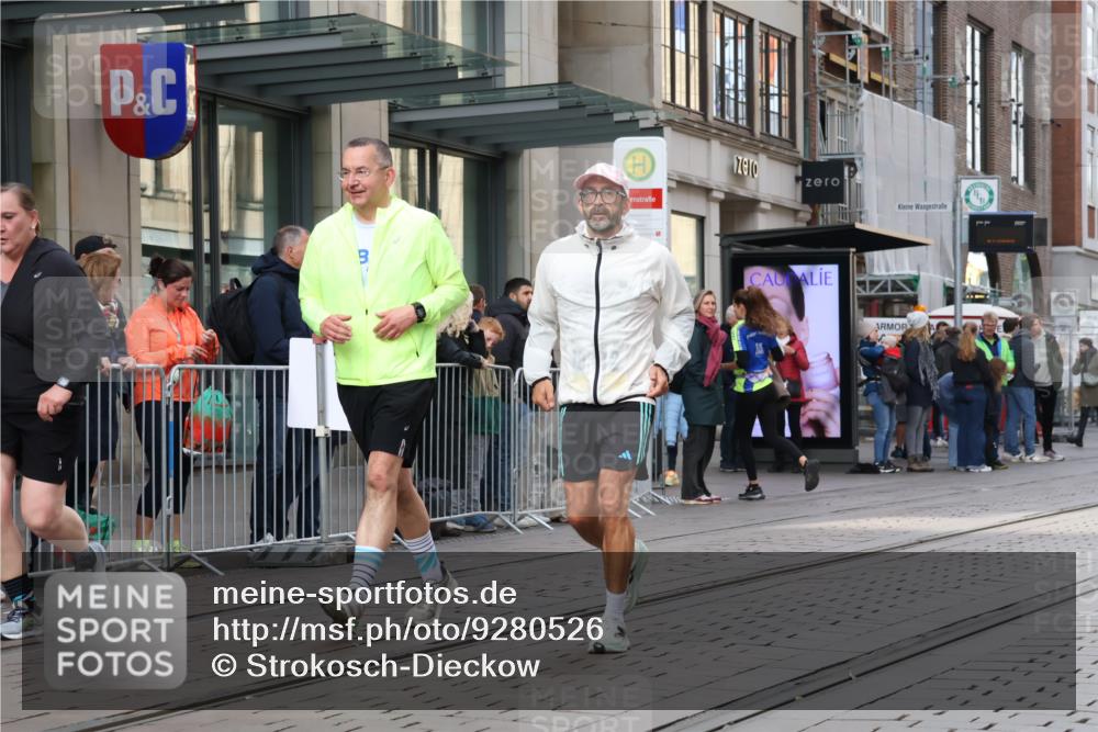 05.10.2025 - 20. swb-Marathon Bremen Strokosch-Dieckow http://msf.ph/oto/9280526 05.10.2025 11:17:14 Ziel 9805, 9869, 10312, 10465, 9805, 9869, 10312, 10465 meine-sportfotos.de