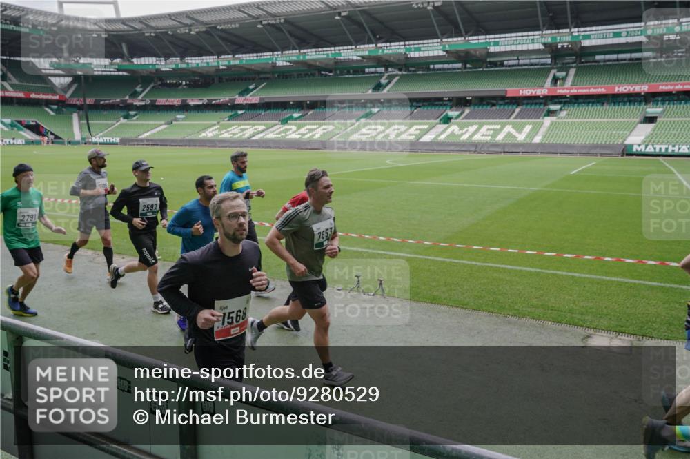 05.10.2025 - 20. swb-Marathon Bremen Michael Burmester http://msf.ph/oto/9280529 05.10.2025 13:03:17 Laufen im Stadion 227, 293, 375, 396, 527, 616, 721, 725, 764, 828, 958, 1067, 1178, 1275, 1331, 1405, 1425, 1469, 1507, 1514, 1568, 1670, 1705, 1733, 1836, 1944, 2339, 2357, 2375, 2393, 2407, 2597, 2696, 2791, 2960, 2984, 3019, 3147, 3313, 3424, 4026, 4321, 4714, 4767, 4769, 4885, 5410, 5431, 5523, 5527, 5755, 5763, 5867, 5884, 6138, 6215, 6417, 6481, 6666, 7315, 7316, 7407, 7540, 7607, 7653, 8375, 8526, 8957, 97, 518, 729, 921, 1121, 1704, 1733, 2772, 2774, 3217, 3917, 4129, 4847 meine-sportfotos.de