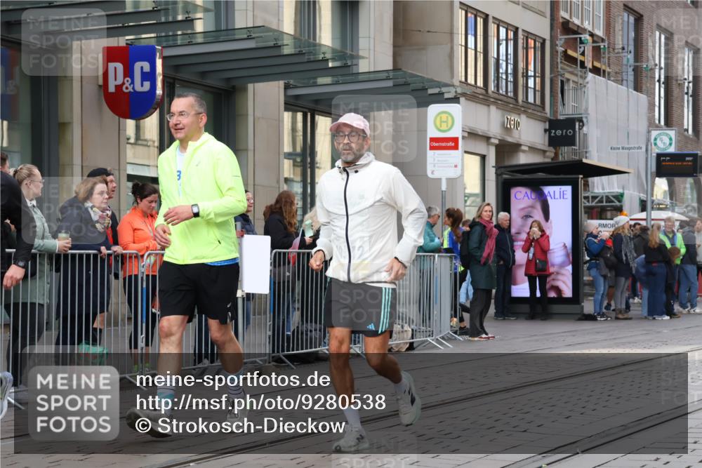 05.10.2025 - 20. swb-Marathon Bremen Strokosch-Dieckow http://msf.ph/oto/9280538 05.10.2025 11:17:14 Ziel 9805, 9869, 10312, 10465, 9805, 9869, 10312, 10465 meine-sportfotos.de