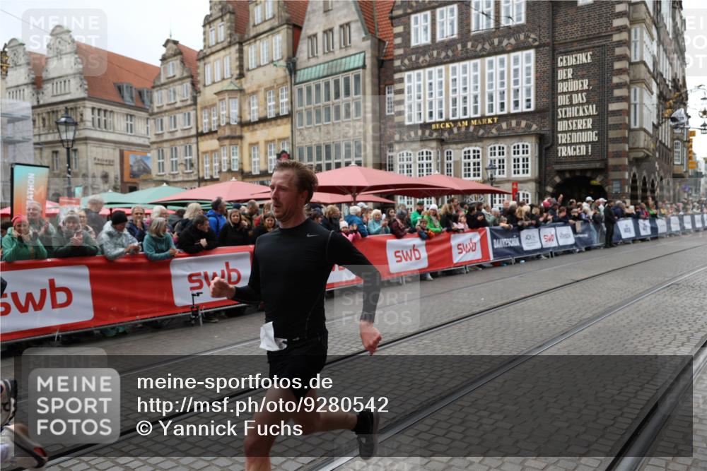 05.10.2025 - 20. swb-Marathon Bremen Yannick Fuchs http://msf.ph/oto/9280542 05.10.2025 12:54:00 Ziel 121, 482, 850 meine-sportfotos.de
