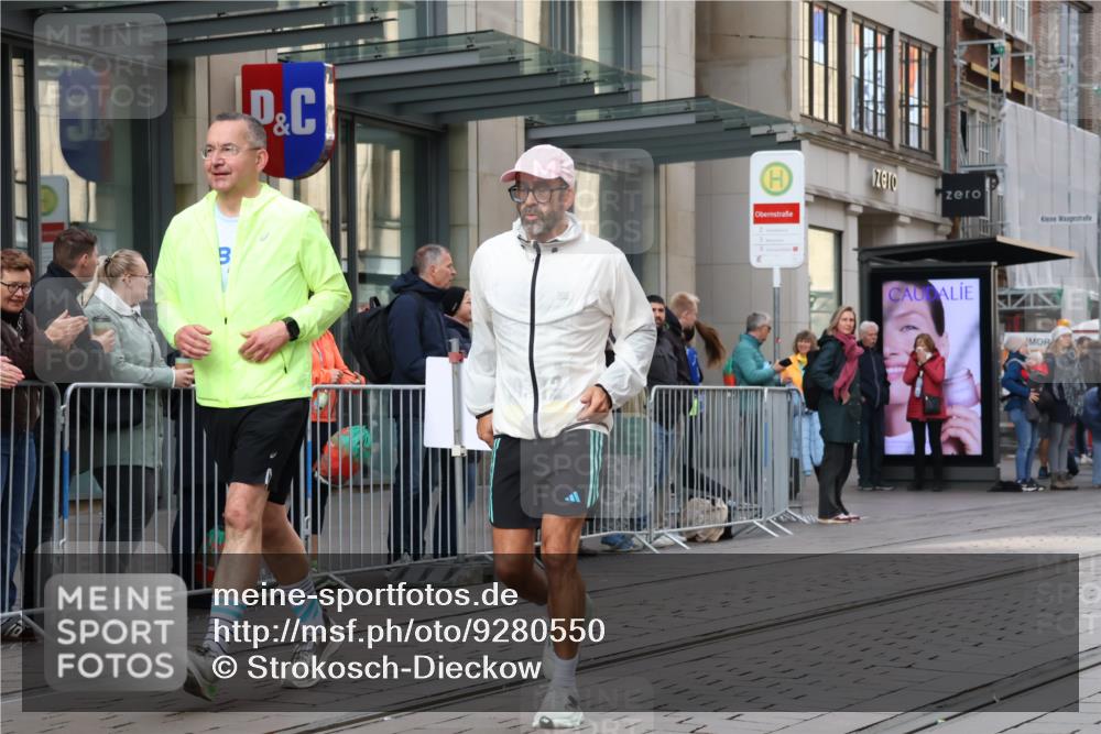 05.10.2025 - 20. swb-Marathon Bremen Strokosch-Dieckow http://msf.ph/oto/9280550 05.10.2025 11:17:14 Ziel 9805, 9869, 10312, 10465, 9805, 9869, 10312, 10465 meine-sportfotos.de