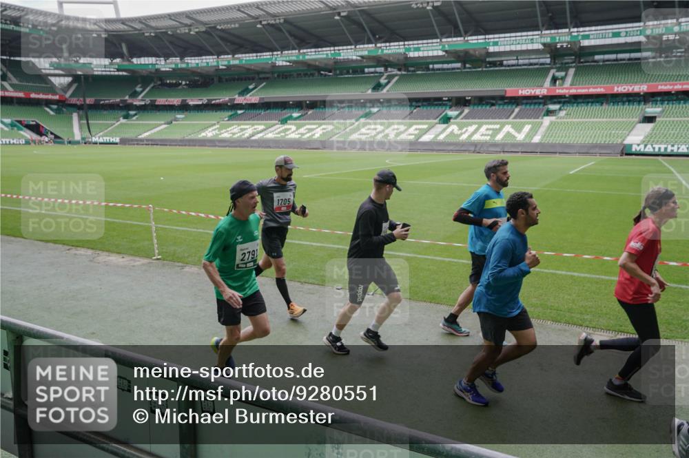 05.10.2025 - 20. swb-Marathon Bremen Michael Burmester http://msf.ph/oto/9280551 05.10.2025 13:03:18 Laufen im Stadion 227, 293, 375, 396, 527, 616, 721, 725, 764, 828, 958, 1067, 1178, 1275, 1331, 1405, 1425, 1469, 1507, 1514, 1568, 1670, 1705, 1836, 1944, 2339, 2357, 2375, 2393, 2407, 2597, 2696, 2791, 2960, 2984, 3019, 3147, 3313, 3424, 4026, 4321, 4714, 4767, 4769, 5410, 5431, 5523, 5527, 5755, 5763, 5867, 5884, 6138, 6215, 6417, 6447, 6481, 6666, 7315, 7316, 7407, 7540, 7607, 7653, 8375, 8526, 8957, 97, 518, 729, 921, 1121, 1704, 1733, 2772, 2774, 3424, 3917, 4129, 4847 meine-sportfotos.de
