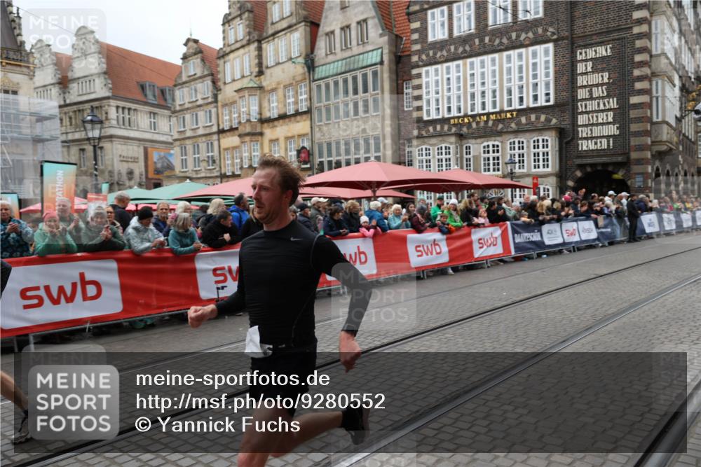 05.10.2025 - 20. swb-Marathon Bremen Yannick Fuchs http://msf.ph/oto/9280552 05.10.2025 12:54:00 Ziel 121, 482, 850 meine-sportfotos.de