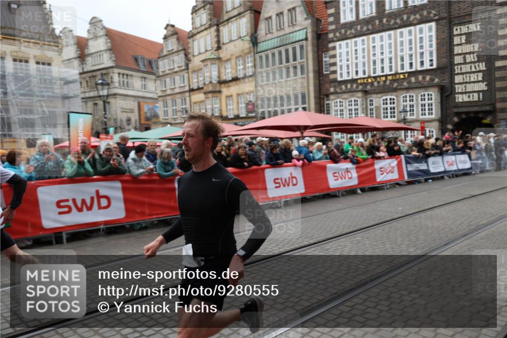 05.10.2025 - 20. swb-Marathon Bremen Yannick Fuchs http://msf.ph/oto/9280555 05.10.2025 12:54:00 Ziel 121, 482, 850 meine-sportfotos.de
