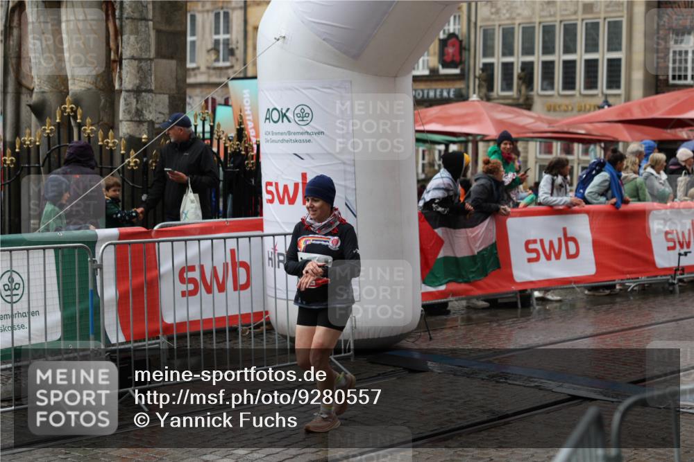 05.10.2025 - 20. swb-Marathon Bremen Yannick Fuchs http://msf.ph/oto/9280557 05.10.2025 15:01:59 Ziel 896 meine-sportfotos.de