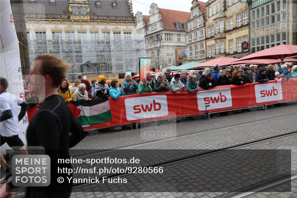 05.10.2025 - 20. swb-Marathon Bremen Yannick Fuchs http://msf.ph/oto/9280566 05.10.2025 12:54:00 Ziel 121, 482, 850 meine-sportfotos.de