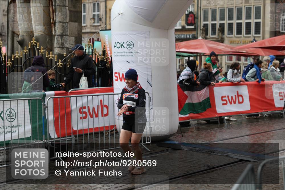 05.10.2025 - 20. swb-Marathon Bremen Yannick Fuchs http://msf.ph/oto/9280569 05.10.2025 15:02:00 Ziel 896 meine-sportfotos.de