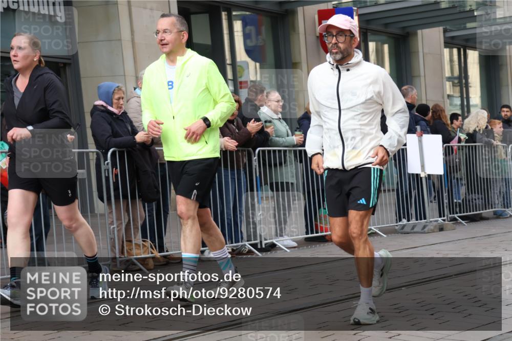 05.10.2025 - 20. swb-Marathon Bremen Strokosch-Dieckow http://msf.ph/oto/9280574 05.10.2025 11:17:15 Ziel 9805, 9869, 10312, 10465, 9805, 9869, 10312, 10465 meine-sportfotos.de