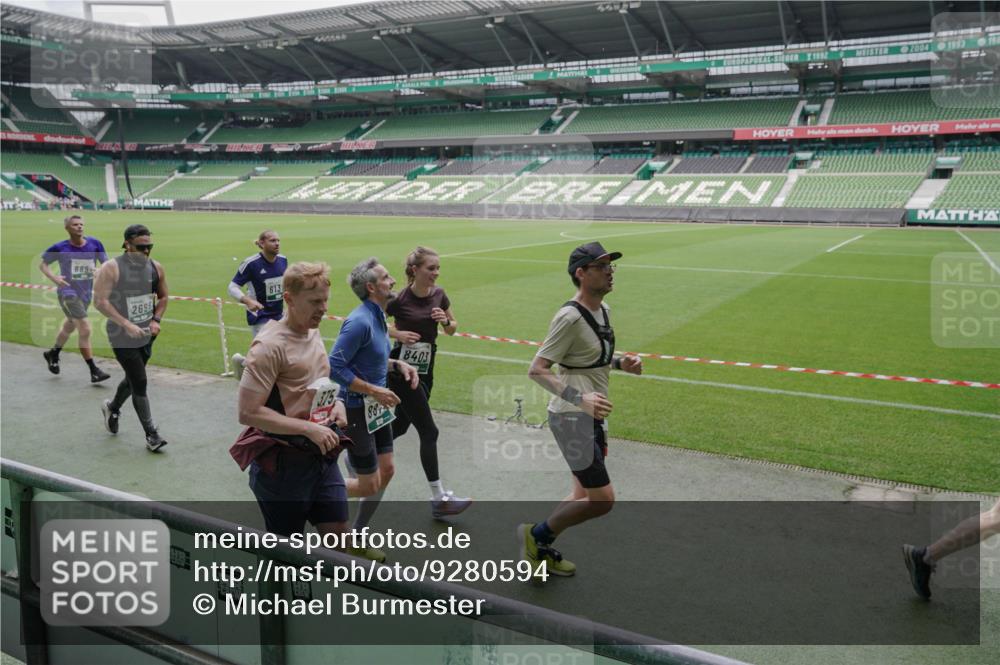 05.10.2025 - 20. swb-Marathon Bremen Michael Burmester http://msf.ph/oto/9280594 05.10.2025 13:03:23 Laufen im Stadion 227, 293, 375, 396, 527, 616, 721, 725, 764, 828, 958, 1067, 1178, 1275, 1331, 1336, 1405, 1425, 1469, 1507, 1514, 1568, 1670, 1705, 1836, 1944, 2016, 2339, 2357, 2375, 2407, 2567, 2597, 2696, 2791, 2960, 2984, 3019, 3147, 3313, 4026, 4321, 4714, 4767, 4769, 5410, 5431, 5523, 5527, 5755, 5763, 5867, 5884, 5966, 6138, 6215, 6414, 6417, 6447, 6481, 6666, 7315, 7316, 7407, 7540, 7607, 7653, 8375, 8526, 8957, 97, 518, 729, 1121, 1704, 1733, 2393, 2772, 3424, 3917, 4129 meine-sportfotos.de