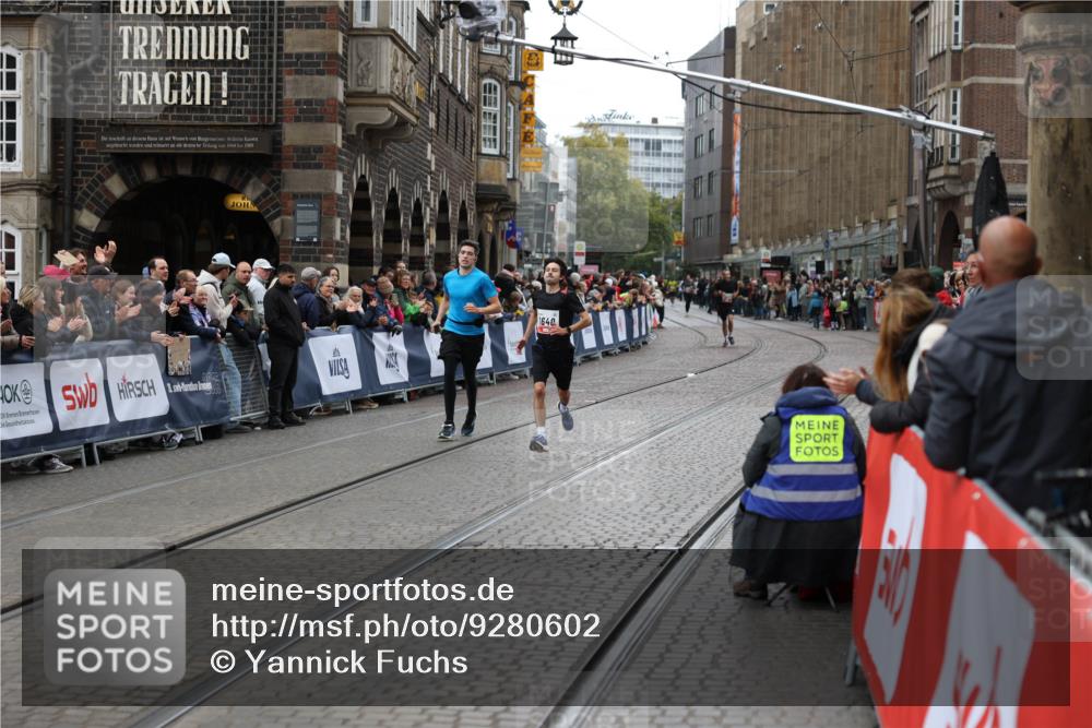 05.10.2025 - 20. swb-Marathon Bremen Yannick Fuchs http://msf.ph/oto/9280602 05.10.2025 12:54:02 Ziel 121, 482, 850 meine-sportfotos.de