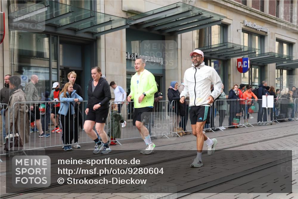05.10.2025 - 20. swb-Marathon Bremen Strokosch-Dieckow http://msf.ph/oto/9280604 05.10.2025 11:17:16 Ziel 9805, 9869, 10312, 10465, 9805, 9869, 10312, 10465 meine-sportfotos.de