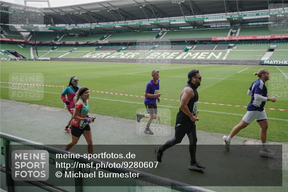05.10.2025 - 20. swb-Marathon Bremen Michael Burmester http://msf.ph/oto/9280607 05.10.2025 13:03:25 Laufen im Stadion 227, 293, 375, 396, 527, 616, 721, 725, 764, 958, 1067, 1178, 1275, 1331, 1336, 1425, 1469, 1507, 1514, 1568, 1670, 1705, 1836, 1944, 2016, 2339, 2357, 2375, 2407, 2567, 2597, 2696, 2791, 2960, 2984, 3019, 3037, 3147, 3313, 4026, 4321, 4528, 4767, 4769, 5410, 5431, 5489, 5523, 5527, 5755, 5763, 5867, 5884, 5966, 6138, 6215, 6414, 6417, 6447, 6481, 6666, 7315, 7316, 7407, 7540, 7607, 7653, 8375, 8526, 8957, 97, 518, 729, 1121, 1704, 1733, 2393, 2772, 3424, 3917 meine-sportfotos.de