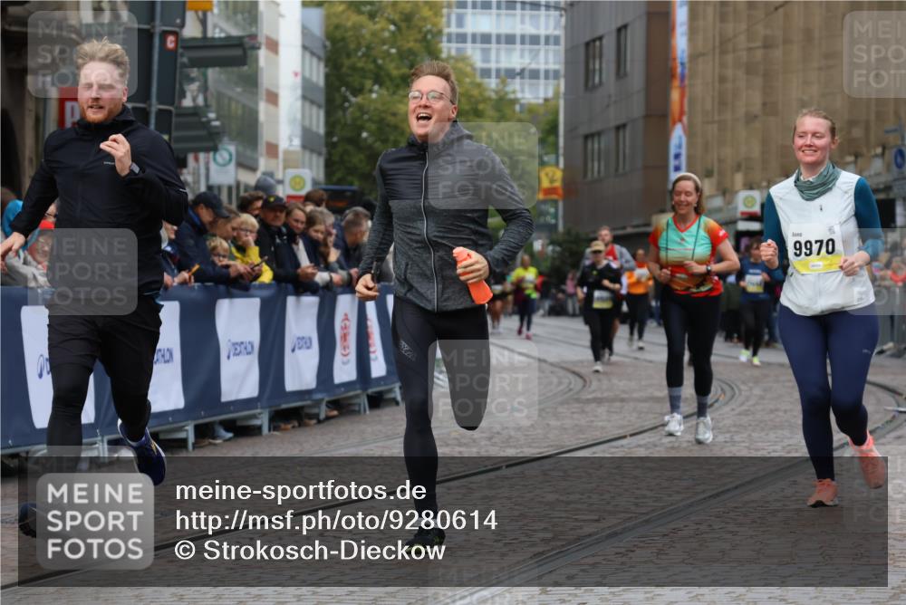 05.10.2025 - 20. swb-Marathon Bremen Strokosch-Dieckow http://msf.ph/oto/9280614 05.10.2025 11:14:32 Ziel 9861, 9970, 10292, 10722, 11072, 11139, 11473 meine-sportfotos.de