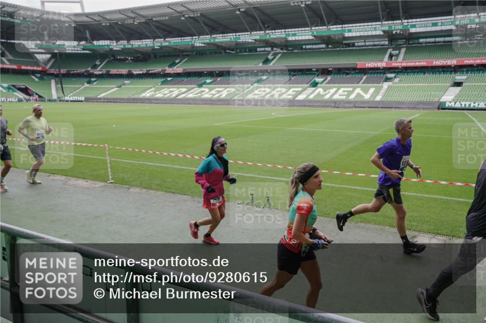 05.10.2025 - 20. swb-Marathon Bremen Michael Burmester http://msf.ph/oto/9280615 05.10.2025 13:03:26 Laufen im Stadion 227, 293, 375, 396, 527, 616, 721, 725, 764, 958, 1067, 1178, 1275, 1331, 1336, 1425, 1469, 1507, 1514, 1568, 1670, 1705, 1836, 1944, 2016, 2339, 2357, 2375, 2407, 2567, 2597, 2696, 2791, 2960, 2984, 3019, 3037, 3147, 3313, 4026, 4321, 4528, 4767, 4769, 5410, 5431, 5489, 5523, 5527, 5755, 5763, 5867, 5884, 5966, 6138, 6145, 6215, 6414, 6417, 6447, 6481, 6666, 7315, 7316, 7407, 7540, 7607, 7653, 8375, 8526, 8957, 97, 518, 729, 1121, 1704, 1733, 2393, 2772, 3424, 3917 meine-sportfotos.de