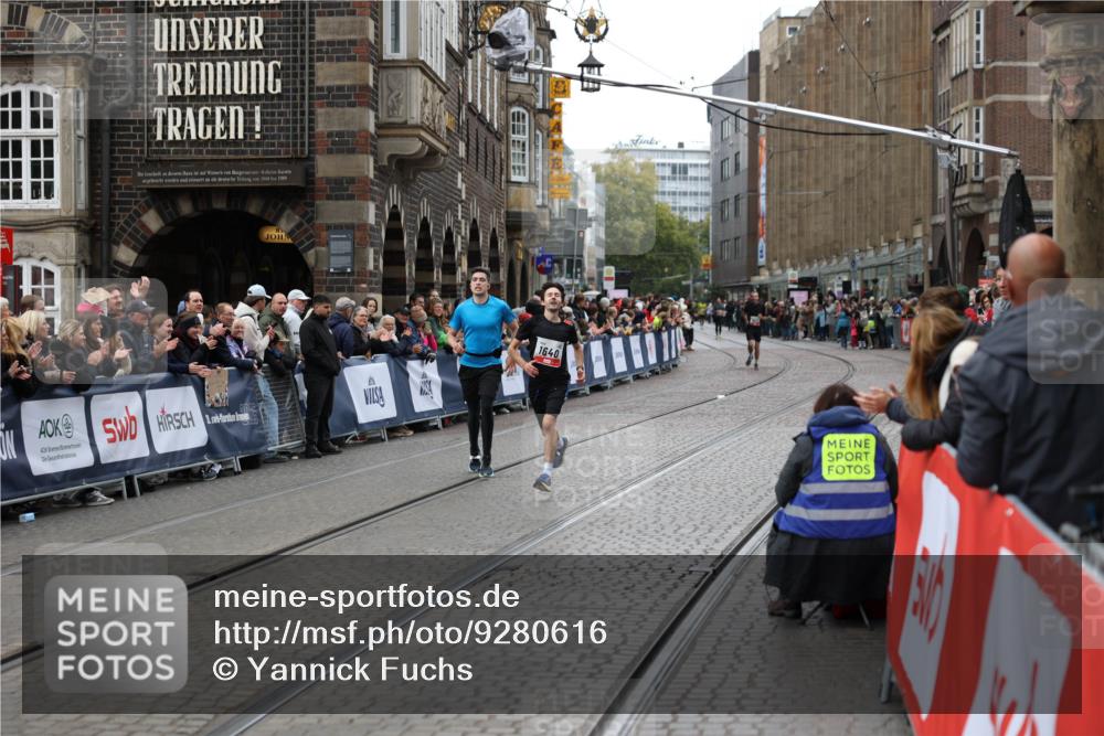 05.10.2025 - 20. swb-Marathon Bremen Yannick Fuchs http://msf.ph/oto/9280616 05.10.2025 12:54:02 Ziel 121, 482, 850 meine-sportfotos.de