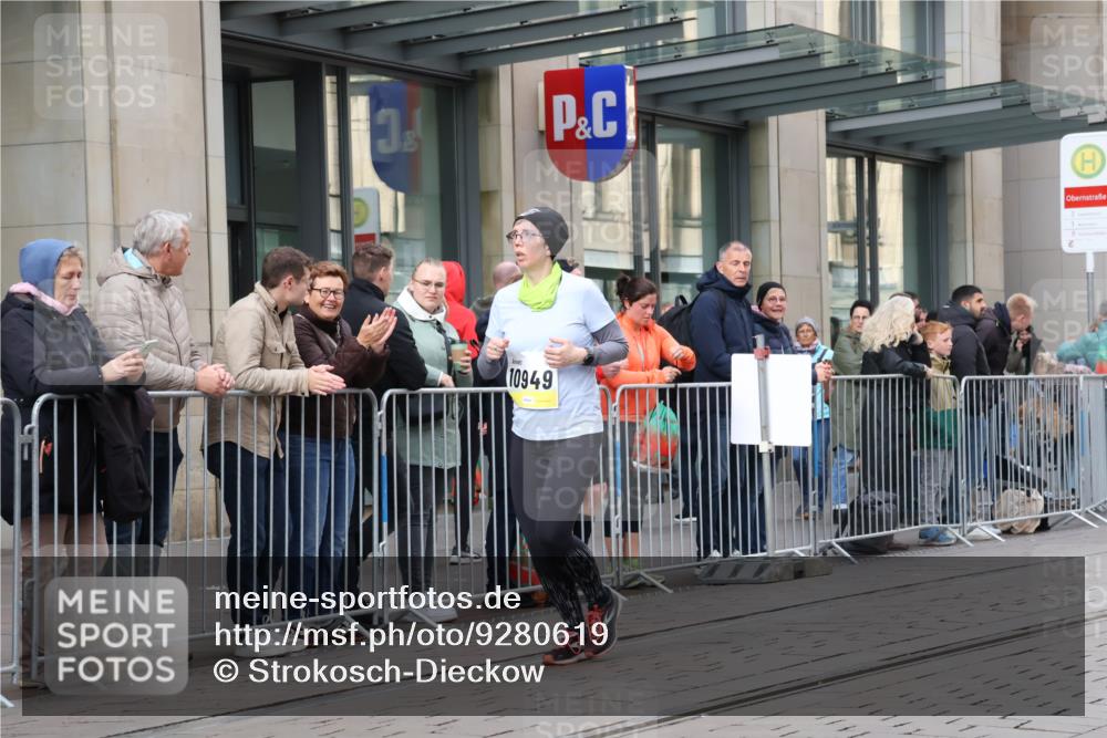 05.10.2025 - 20. swb-Marathon Bremen Strokosch-Dieckow http://msf.ph/oto/9280619 05.10.2025 11:17:25 Ziel 9869, 10312, 10465, 10949, 9869, 10312, 10465, 10949 meine-sportfotos.de