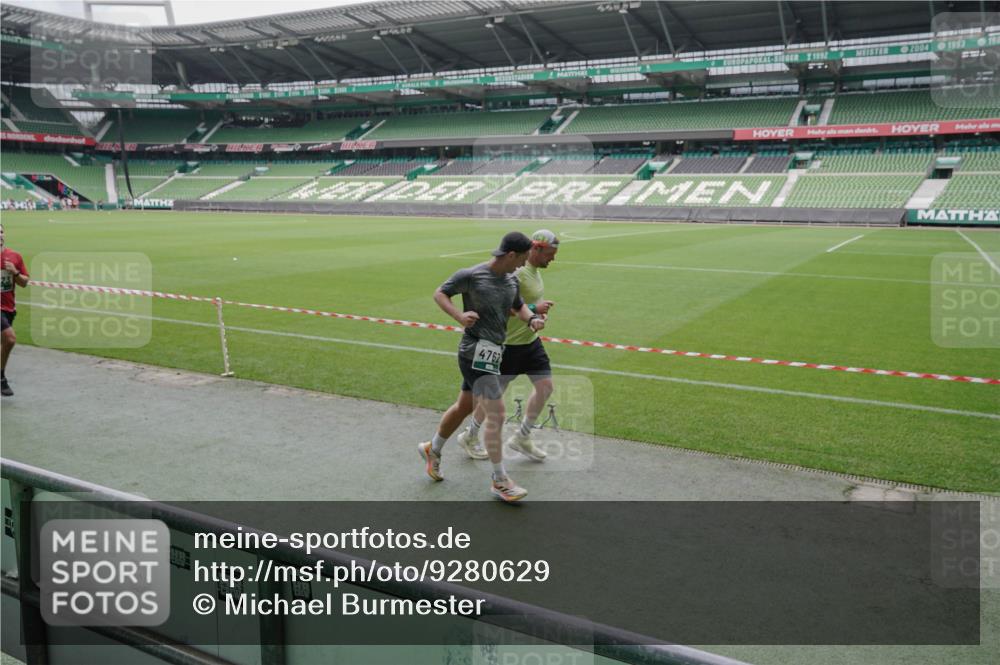 05.10.2025 - 20. swb-Marathon Bremen Michael Burmester http://msf.ph/oto/9280629 05.10.2025 13:03:27 Laufen im Stadion 227, 293, 375, 396, 527, 616, 721, 725, 764, 958, 1067, 1178, 1275, 1331, 1336, 1425, 1469, 1507, 1514, 1568, 1670, 1705, 1836, 1944, 2016, 2339, 2357, 2375, 2407, 2567, 2597, 2696, 2791, 2960, 2984, 3019, 3037, 3147, 3313, 4026, 4321, 4528, 4767, 4769, 5162, 5410, 5431, 5489, 5523, 5527, 5763, 5867, 5884, 5966, 6138, 6145, 6215, 6414, 6417, 6447, 6481, 6666, 7315, 7316, 7407, 7540, 7607, 7653, 8375, 8526, 97, 518, 721, 729, 1121, 1704, 1733, 2393, 2772, 3424, 3917 meine-sportfotos.de