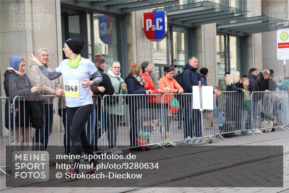 05.10.2025 - 20. swb-Marathon Bremen Strokosch-Dieckow http://msf.ph/oto/9280634 05.10.2025 11:17:26 Ziel 9869, 10312, 10465, 10949, 9869, 10312, 10465, 10949 meine-sportfotos.de