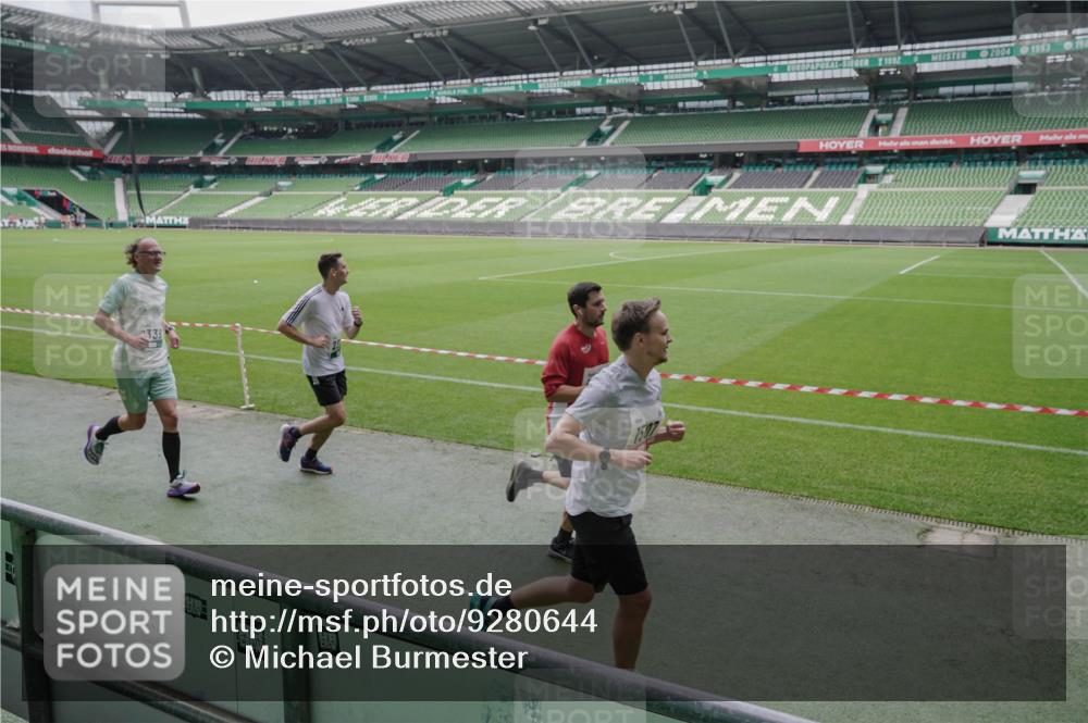 05.10.2025 - 20. swb-Marathon Bremen Michael Burmester http://msf.ph/oto/9280644 05.10.2025 13:03:29 Laufen im Stadion 227, 375, 396, 527, 616, 725, 764, 958, 1067, 1178, 1275, 1331, 1336, 1425, 1469, 1507, 1514, 1568, 1670, 1705, 1836, 1944, 2016, 2339, 2357, 2375, 2407, 2567, 2597, 2696, 2791, 2960, 2984, 3019, 3037, 3147, 3313, 4026, 4321, 4528, 4767, 4769, 5162, 5236, 5410, 5431, 5489, 5523, 5527, 5763, 5867, 5884, 5966, 6138, 6145, 6215, 6414, 6417, 6447, 6481, 6529, 6666, 7315, 7316, 7407, 7540, 7607, 7653, 8375, 8526, 97, 293, 518, 721, 729, 1121, 1704, 1733, 2393, 2772, 3424, 3917 meine-sportfotos.de