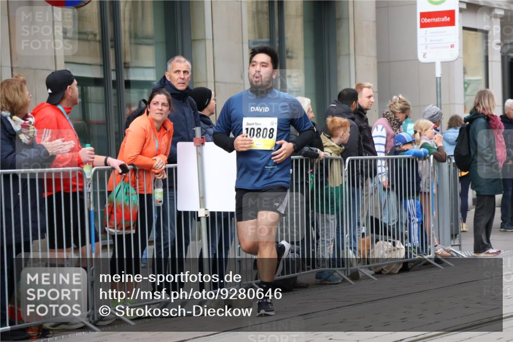 05.10.2025 - 20. swb-Marathon Bremen Strokosch-Dieckow http://msf.ph/oto/9280646 05.10.2025 11:17:42 Ziel 10808, 10949, 11082, 10808, 10949, 11082 meine-sportfotos.de