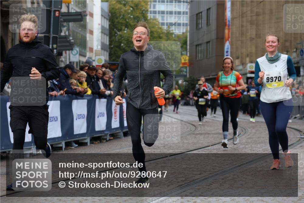05.10.2025 - 20. swb-Marathon Bremen Strokosch-Dieckow http://msf.ph/oto/9280647 05.10.2025 11:14:32 Ziel 9861, 9970, 10292, 10722, 11072, 11139, 11473 meine-sportfotos.de