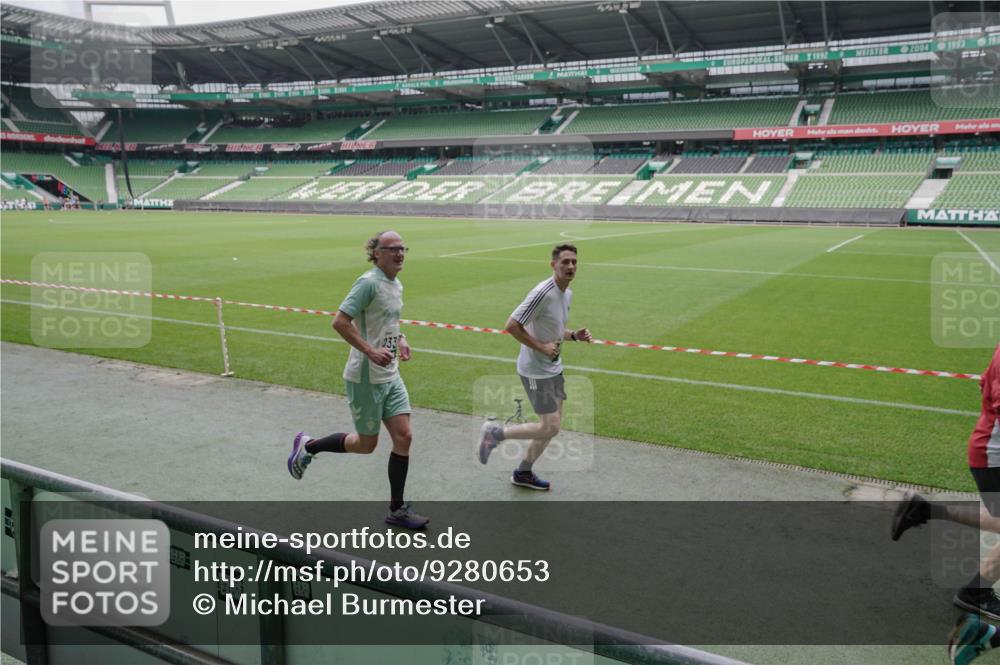 05.10.2025 - 20. swb-Marathon Bremen Michael Burmester http://msf.ph/oto/9280653 05.10.2025 13:03:30 Laufen im Stadion 227, 375, 396, 527, 616, 725, 764, 958, 1067, 1178, 1275, 1331, 1336, 1425, 1469, 1507, 1514, 1568, 1670, 1705, 1836, 2016, 2339, 2357, 2375, 2407, 2567, 2597, 2696, 2791, 2960, 2984, 3019, 3037, 3147, 3313, 4026, 4321, 4528, 4767, 4769, 5162, 5236, 5410, 5431, 5489, 5523, 5527, 5763, 5867, 5884, 5966, 6138, 6145, 6215, 6414, 6417, 6447, 6481, 6529, 6666, 7315, 7316, 7407, 7540, 7607, 7653, 8375, 8526, 97, 293, 518, 721, 1121, 1704, 1733, 2393, 2772, 3424, 3917 meine-sportfotos.de