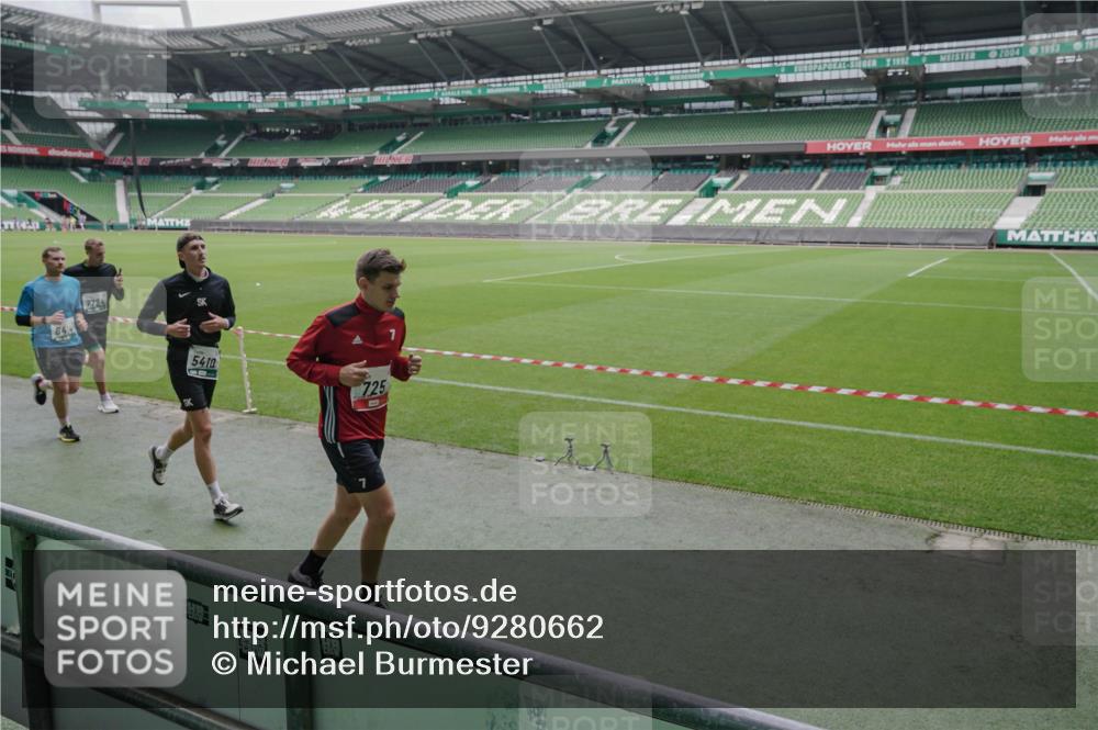 05.10.2025 - 20. swb-Marathon Bremen Michael Burmester http://msf.ph/oto/9280662 05.10.2025 13:03:32 Laufen im Stadion 227, 375, 396, 527, 725, 764, 958, 1067, 1178, 1275, 1331, 1336, 1425, 1469, 1507, 1514, 1568, 1670, 1705, 1836, 2016, 2339, 2357, 2375, 2407, 2567, 2597, 2696, 2791, 2960, 2984, 3019, 3037, 3147, 3313, 4026, 4321, 4453, 4462, 4528, 4767, 4769, 5162, 5236, 5410, 5431, 5489, 5523, 5527, 5763, 5867, 5966, 6138, 6145, 6215, 6414, 6417, 6447, 6481, 6529, 6666, 7315, 7316, 7407, 7540, 7607, 7653, 8375, 293, 721, 1121, 1733, 2393, 2772, 3424, 3917 meine-sportfotos.de