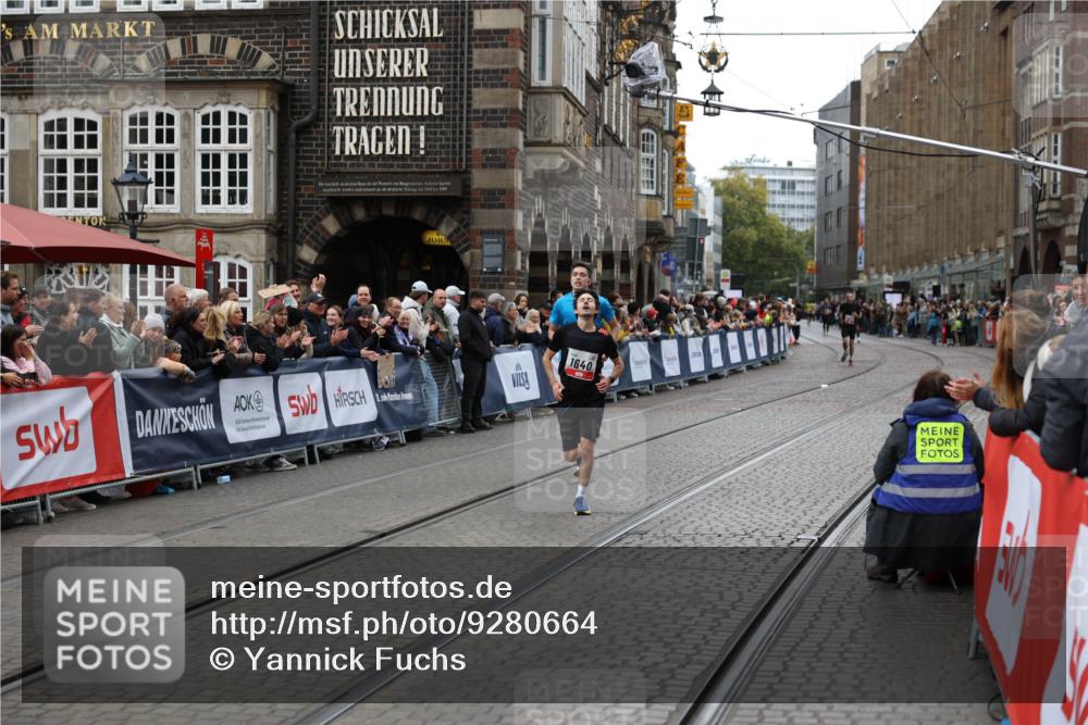 05.10.2025 - 20. swb-Marathon Bremen Yannick Fuchs http://msf.ph/oto/9280664 05.10.2025 12:54:03 Ziel 121, 482, 850, 1640 meine-sportfotos.de