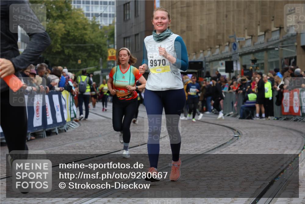 05.10.2025 - 20. swb-Marathon Bremen Strokosch-Dieckow http://msf.ph/oto/9280667 05.10.2025 11:14:33 Ziel 9861, 9970, 10292, 10722, 11072, 11139, 11473 meine-sportfotos.de