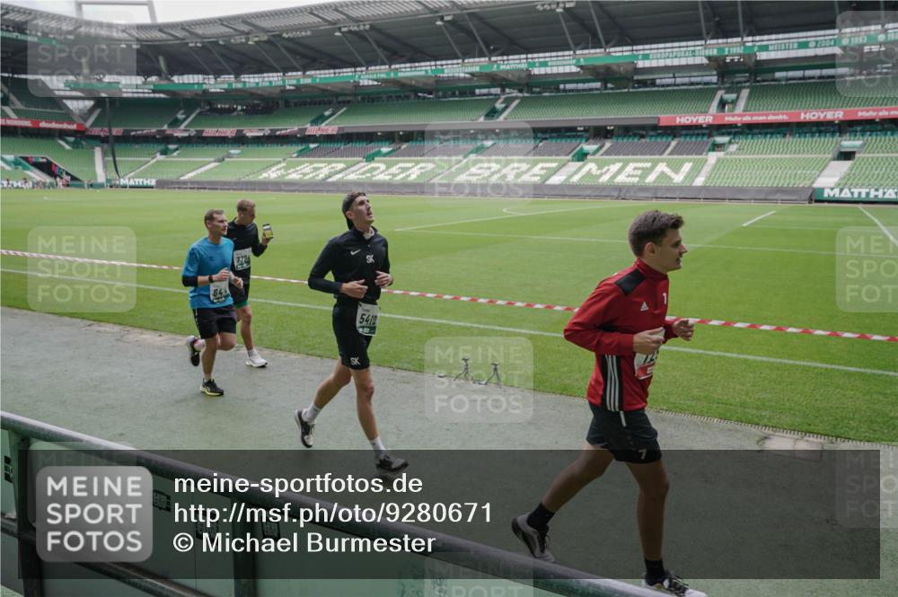 05.10.2025 - 20. swb-Marathon Bremen Michael Burmester http://msf.ph/oto/9280671 05.10.2025 13:03:33 Laufen im Stadion 227, 375, 396, 527, 592, 725, 764, 958, 1067, 1178, 1275, 1331, 1336, 1425, 1469, 1507, 1514, 1568, 1670, 1705, 1836, 2016, 2339, 2357, 2375, 2407, 2567, 2597, 2696, 2791, 2960, 2984, 3019, 3037, 3147, 3313, 4026, 4053, 4087, 4321, 4453, 4462, 4528, 4651, 4767, 4769, 5043, 5162, 5236, 5410, 5431, 5489, 5523, 5527, 5763, 5867, 5966, 6138, 6145, 6215, 6414, 6417, 6447, 6481, 6529, 6584, 6666, 7315, 7316, 7540, 7607, 7653, 8375, 293, 721, 1121, 1733, 2393, 2772, 3424, 3917 meine-sportfotos.de