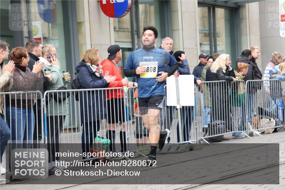 05.10.2025 - 20. swb-Marathon Bremen Strokosch-Dieckow http://msf.ph/oto/9280672 05.10.2025 11:17:43 Ziel 9465, 9477, 10575, 10808, 10949, 11082, 9465, 9477, 10575, 10808, 10949, 11082 meine-sportfotos.de