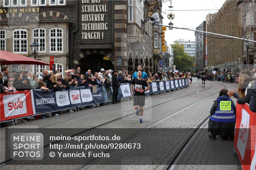 05.10.2025 - 20. swb-Marathon Bremen Yannick Fuchs http://msf.ph/oto/9280673 05.10.2025 12:54:03 Ziel 121, 482, 850, 1640 meine-sportfotos.de