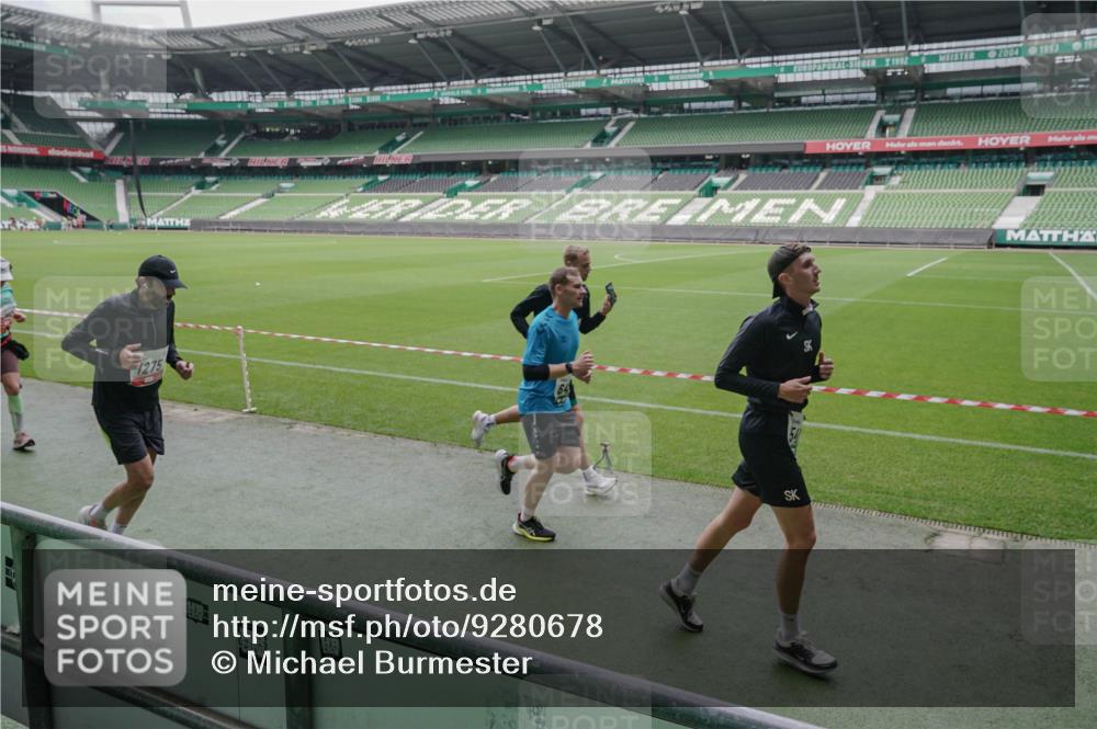 05.10.2025 - 20. swb-Marathon Bremen Michael Burmester http://msf.ph/oto/9280678 05.10.2025 13:03:34 Laufen im Stadion 227, 375, 396, 527, 592, 725, 764, 958, 1067, 1178, 1275, 1331, 1336, 1425, 1469, 1507, 1514, 1568, 1670, 1705, 1836, 2016, 2339, 2357, 2375, 2407, 2567, 2597, 2696, 2791, 2960, 2984, 3019, 3037, 3147, 3313, 4026, 4053, 4087, 4321, 4453, 4462, 4528, 4651, 4767, 4769, 5043, 5162, 5236, 5410, 5431, 5489, 5523, 5527, 5763, 5867, 5966, 6138, 6145, 6215, 6414, 6417, 6447, 6481, 6529, 6584, 6666, 7315, 7316, 7540, 7607, 7653, 8375, 293, 721, 1121, 1733, 2393, 3424, 3917 meine-sportfotos.de