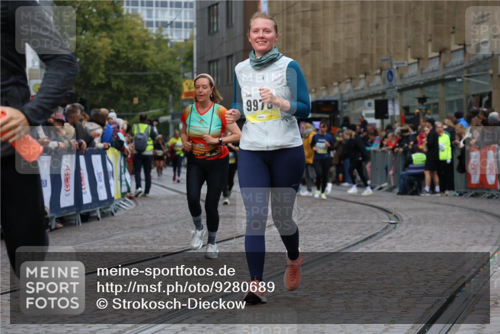 05.10.2025 - 20. swb-Marathon Bremen Strokosch-Dieckow http://msf.ph/oto/9280689 05.10.2025 11:14:33 Ziel 9861, 9970, 10292, 10722, 11072, 11139, 11473 meine-sportfotos.de