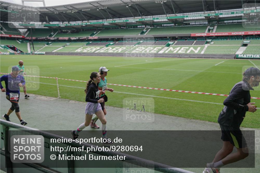 05.10.2025 - 20. swb-Marathon Bremen Michael Burmester http://msf.ph/oto/9280694 05.10.2025 13:03:35 Laufen im Stadion 227, 375, 396, 527, 592, 725, 764, 958, 1067, 1178, 1275, 1331, 1336, 1425, 1469, 1507, 1514, 1568, 1670, 1705, 1836, 1975, 2016, 2339, 2357, 2375, 2407, 2567, 2597, 2696, 2791, 2960, 2984, 3019, 3037, 3147, 3313, 4026, 4053, 4087, 4321, 4453, 4462, 4528, 4651, 4767, 4769, 5043, 5162, 5236, 5410, 5431, 5489, 5523, 5527, 5763, 5867, 5966, 6138, 6145, 6215, 6414, 6417, 6447, 6481, 6529, 6584, 6635, 6666, 7315, 7316, 7540, 7607, 7653, 8375, 293, 721, 1121, 1733, 2393, 3424 meine-sportfotos.de
