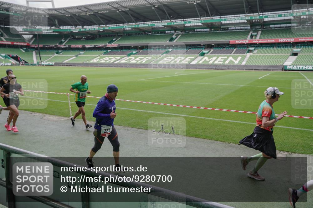 05.10.2025 - 20. swb-Marathon Bremen Michael Burmester http://msf.ph/oto/9280700 05.10.2025 13:03:36 Laufen im Stadion 227, 375, 396, 527, 592, 725, 764, 958, 1067, 1178, 1275, 1331, 1336, 1425, 1469, 1507, 1514, 1568, 1670, 1705, 1836, 1975, 2016, 2339, 2357, 2375, 2407, 2567, 2597, 2696, 2791, 2960, 2984, 3019, 3037, 3147, 3313, 4026, 4053, 4087, 4453, 4462, 4528, 4651, 4767, 4769, 5043, 5162, 5236, 5410, 5431, 5489, 5523, 5527, 5763, 5867, 5966, 6138, 6145, 6215, 6414, 6417, 6447, 6481, 6529, 6584, 6635, 6666, 7315, 7316, 7540, 7607, 7653, 8375, 293, 721, 1121, 1733, 2393, 3424 meine-sportfotos.de