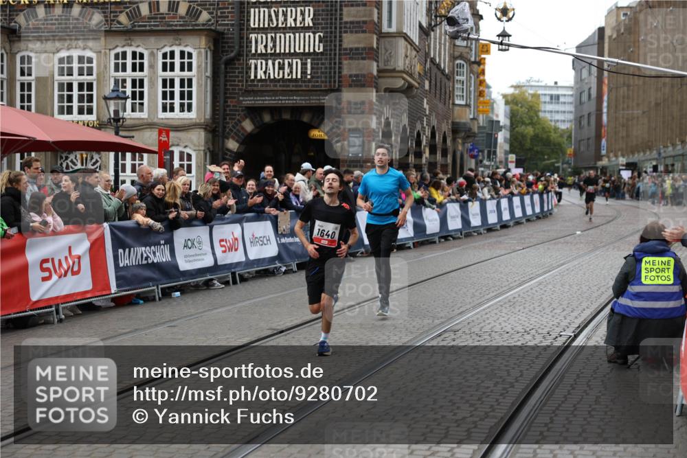 05.10.2025 - 20. swb-Marathon Bremen Yannick Fuchs http://msf.ph/oto/9280702 05.10.2025 12:54:03 Ziel 121, 482, 850, 1640 meine-sportfotos.de