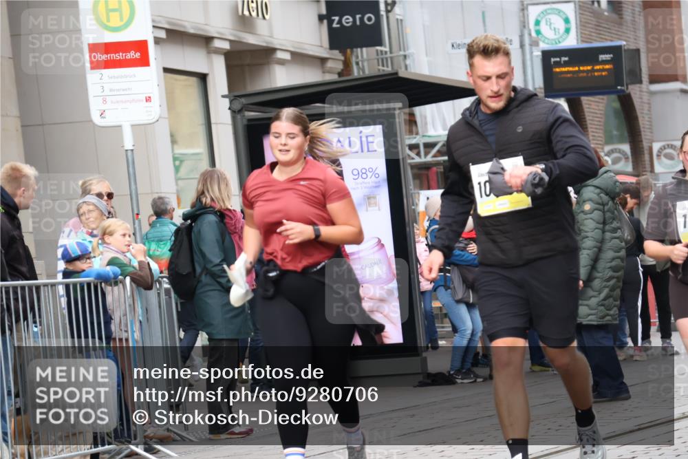 05.10.2025 - 20. swb-Marathon Bremen Strokosch-Dieckow http://msf.ph/oto/9280706 05.10.2025 11:17:45 Ziel 9465, 9477, 10575, 10808, 10949, 11082, 9465, 9477, 10575, 10808, 10949, 11082 meine-sportfotos.de