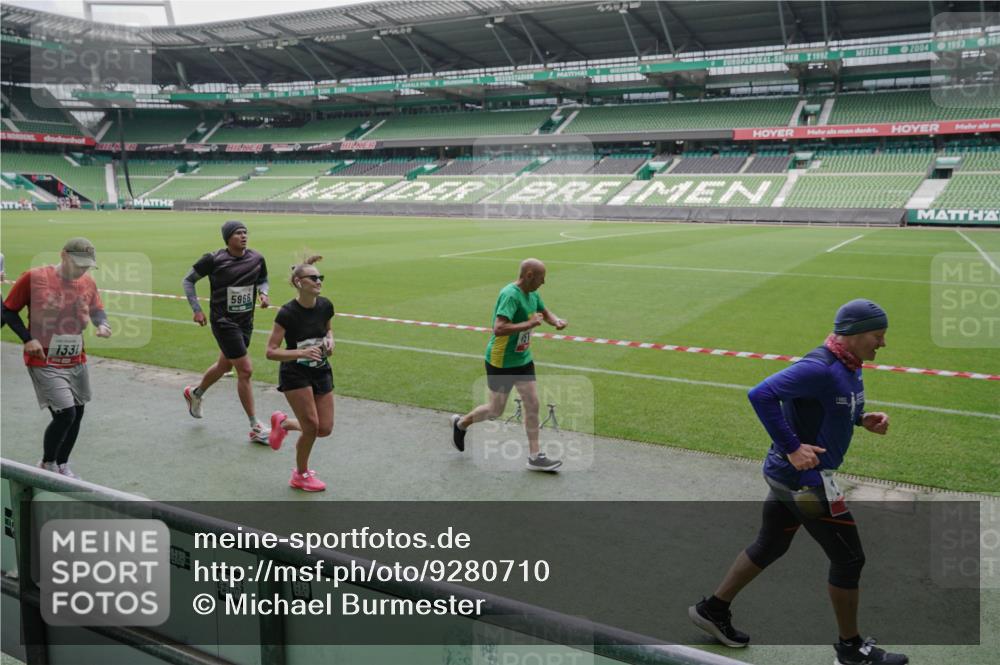 05.10.2025 - 20. swb-Marathon Bremen Michael Burmester http://msf.ph/oto/9280710 05.10.2025 13:03:37 Laufen im Stadion 227, 375, 396, 414, 527, 592, 725, 764, 898, 958, 1067, 1178, 1275, 1331, 1336, 1425, 1469, 1507, 1514, 1568, 1670, 1705, 1836, 1975, 2016, 2339, 2357, 2375, 2407, 2567, 2597, 2696, 2791, 2960, 2984, 3019, 3037, 3147, 3313, 4026, 4053, 4087, 4453, 4462, 4528, 4651, 4767, 4769, 5043, 5162, 5236, 5410, 5431, 5489, 5523, 5527, 5763, 5867, 5966, 6138, 6145, 6215, 6414, 6417, 6447, 6481, 6529, 6584, 6635, 6666, 7315, 7316, 7540, 7607, 7653, 8375, 293, 721, 1733, 2393, 3424 meine-sportfotos.de