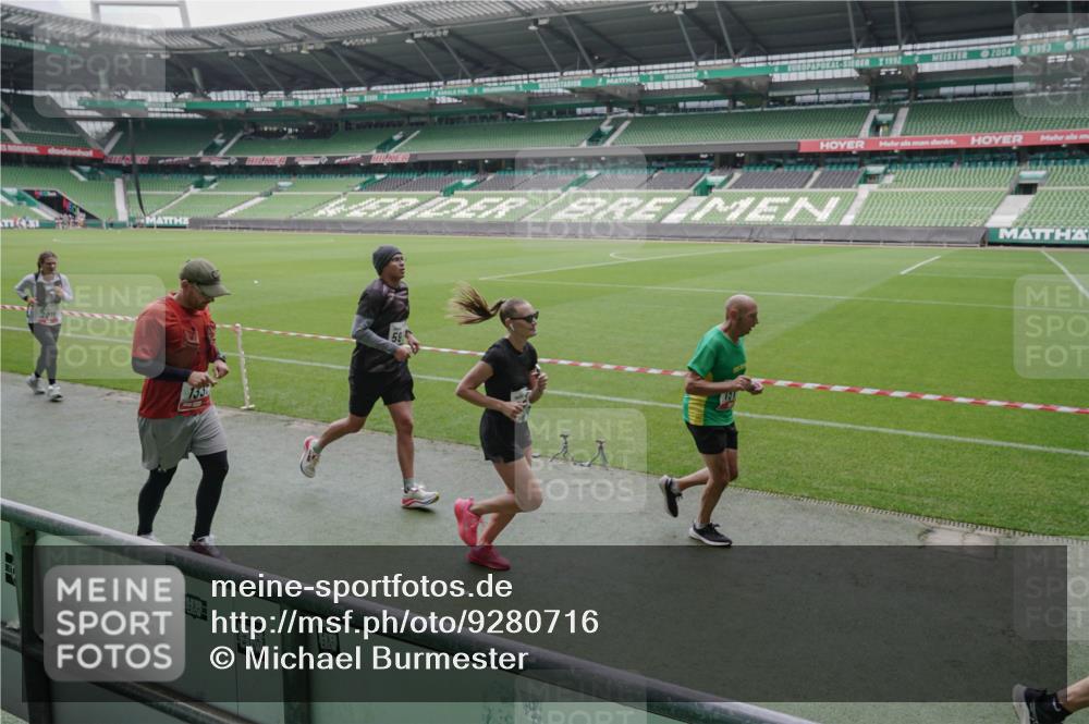 05.10.2025 - 20. swb-Marathon Bremen Michael Burmester http://msf.ph/oto/9280716 05.10.2025 13:03:38 Laufen im Stadion 227, 375, 396, 414, 527, 592, 725, 764, 898, 958, 1067, 1178, 1275, 1331, 1336, 1425, 1469, 1507, 1514, 1568, 1670, 1705, 1836, 1975, 2016, 2339, 2357, 2375, 2407, 2567, 2597, 2696, 2791, 2960, 2984, 3019, 3037, 3147, 3313, 4026, 4053, 4087, 4453, 4462, 4528, 4651, 4767, 4769, 5043, 5162, 5236, 5410, 5431, 5489, 5523, 5527, 5763, 5867, 5966, 6138, 6145, 6215, 6414, 6417, 6447, 6481, 6529, 6584, 6635, 6666, 7315, 7316, 7540, 7607, 7653, 8375, 293, 721, 2393, 3424 meine-sportfotos.de
