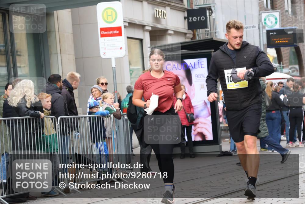 05.10.2025 - 20. swb-Marathon Bremen Strokosch-Dieckow http://msf.ph/oto/9280718 05.10.2025 11:17:45 Ziel 9465, 9477, 10575, 10808, 10949, 11082, 9465, 9477, 10575, 10808, 10949, 11082 meine-sportfotos.de